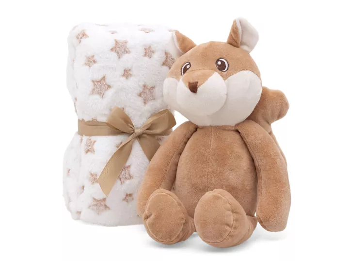 Ardilla de peluche marrón con mantita de estrellas
